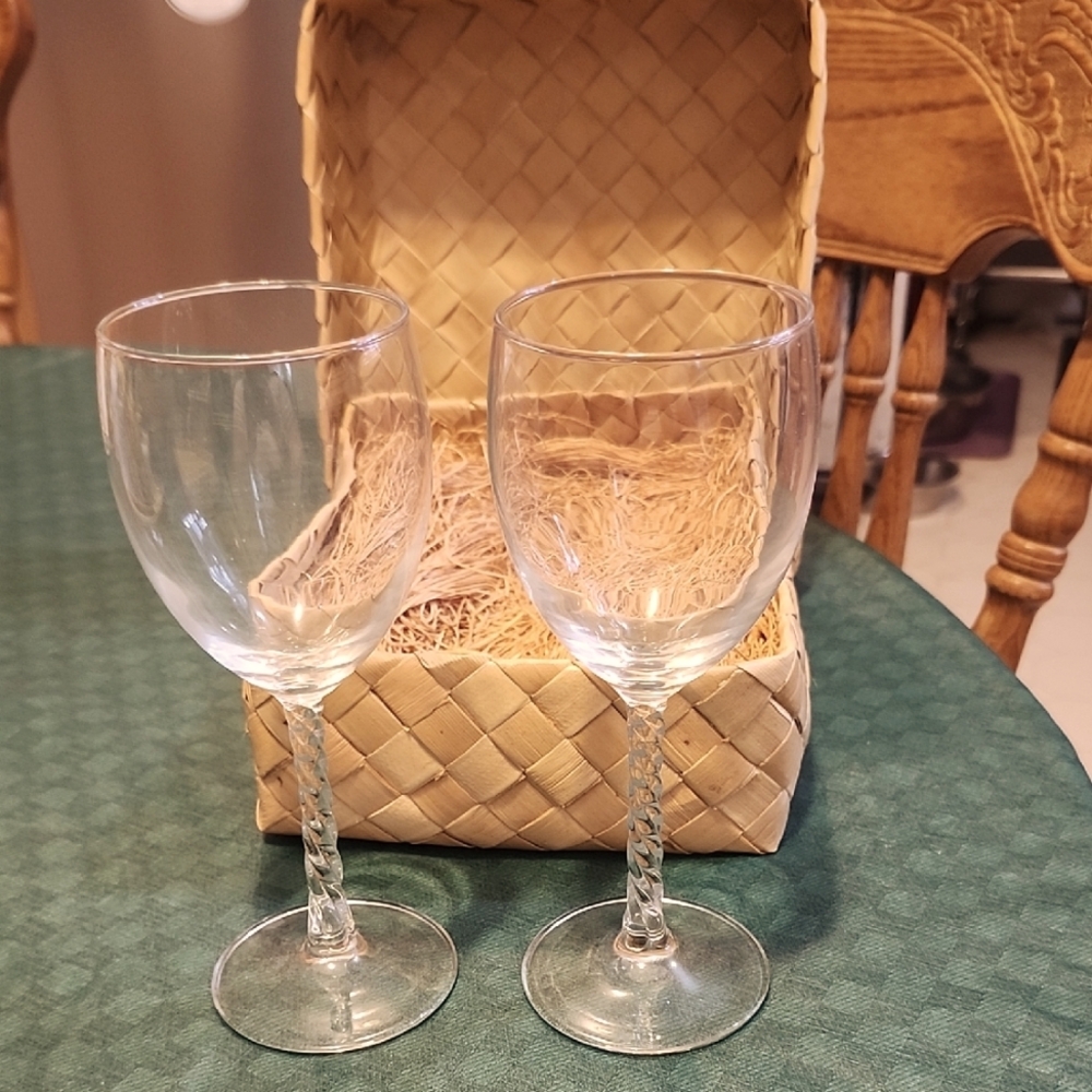 Elegant Clear Wine Glass Set With Weaved Case - 8 oz